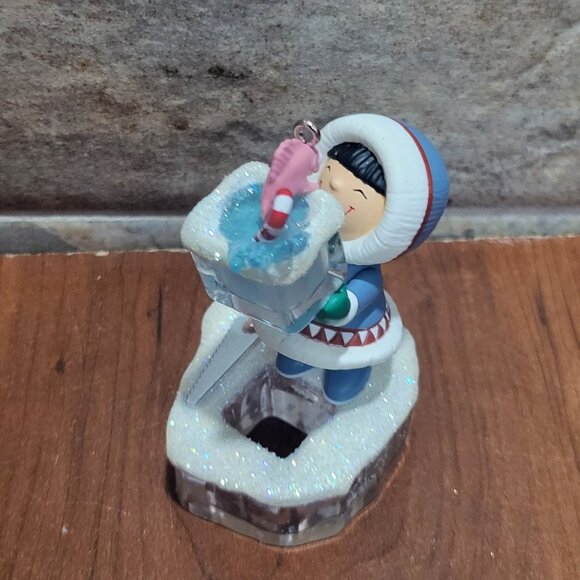 Hallmark Christmas Ornament Frosty Friends 2015 Fish Fishbowl Block of Artic Ice - Picture 11 of 12